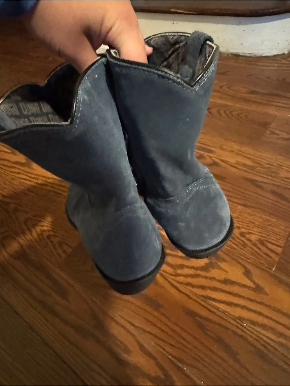 Dingo Men’s Suede Chukka Boots in Navy Blue small scuff